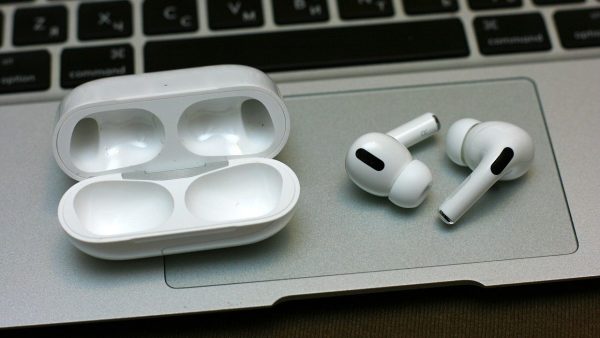 AirPods не мигает белым и не подключается: что делать в 2025